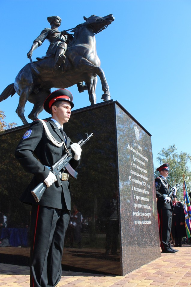 В ст.Тбилисской открыли памятник казакам сотни А.Гречишкина